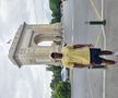 Bonaparte pozează cu Arcul de Triumf în fundal FOTO Eduard Apostol
