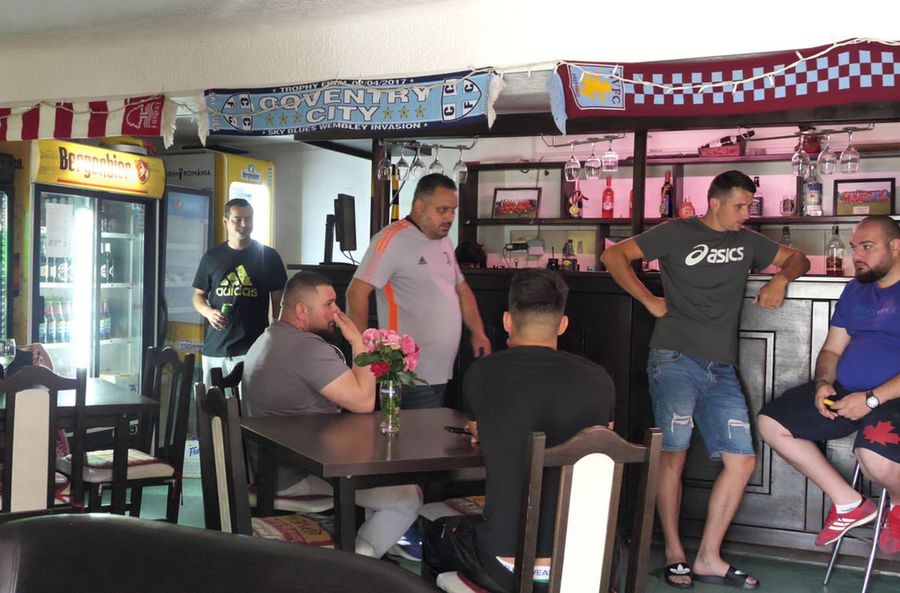 Sediul clubului din Zalhanaua: Arizona Bar Arizona versus bătrânul Tarcisius » Primarul de 64 de ani a fost titular și echipa lui a luat 7 goluri cu mingile recuperate cu minciogul din canal!