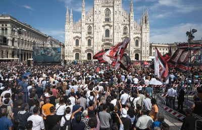 Italia s-a despărțit de Il Presidente » Ce au strigat miile de oameni veniți să-și ia adio de la Silvio Berlusconi, la Domul din Milano