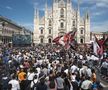Oamenii adunați în piața Domului din Milano urmărind înmormântarea lui Silvio Berlusconi pe un ecran uriaș // Foto: Imago
