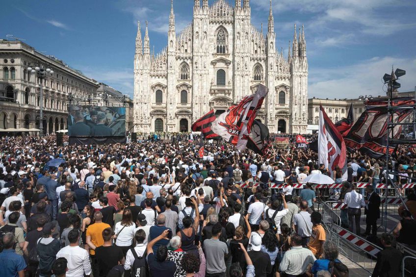Oamenii adunați în piața Domului din Milano urmărind înmormântarea lui Silvio Berlusconi pe un ecran uriaș // Foto: Imago