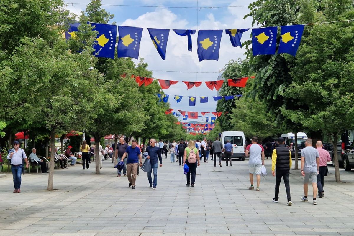 Trei țări într-una singură » Înainte de Kosovo - România, reporterul GSP a ajuns în locul pe care MAE ne-a sfătuit să îl evităm. De ce voia UEFA să mute meciul? Realitatea e cu totul alta