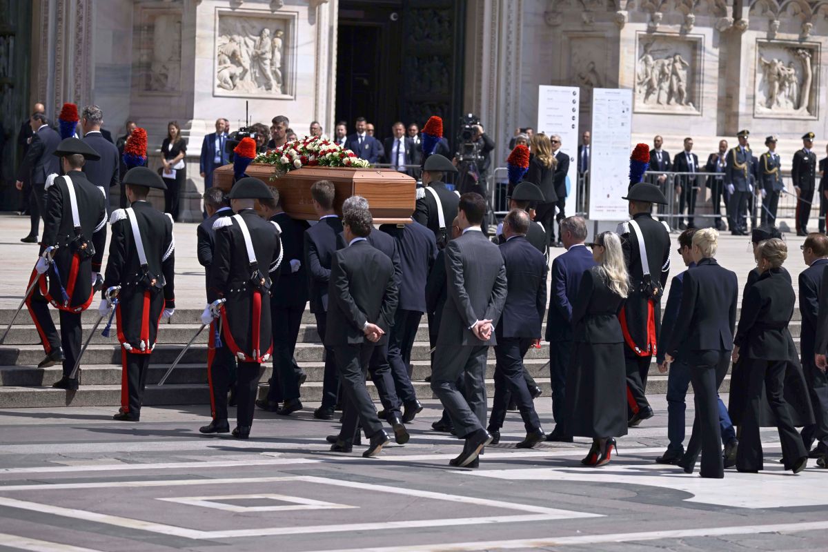 Italia s-a despărțit de Il Presidente » Ce au strigat miile de oameni veniți să-și ia adio de la Silvio Berlusconi, la Domul din Milano