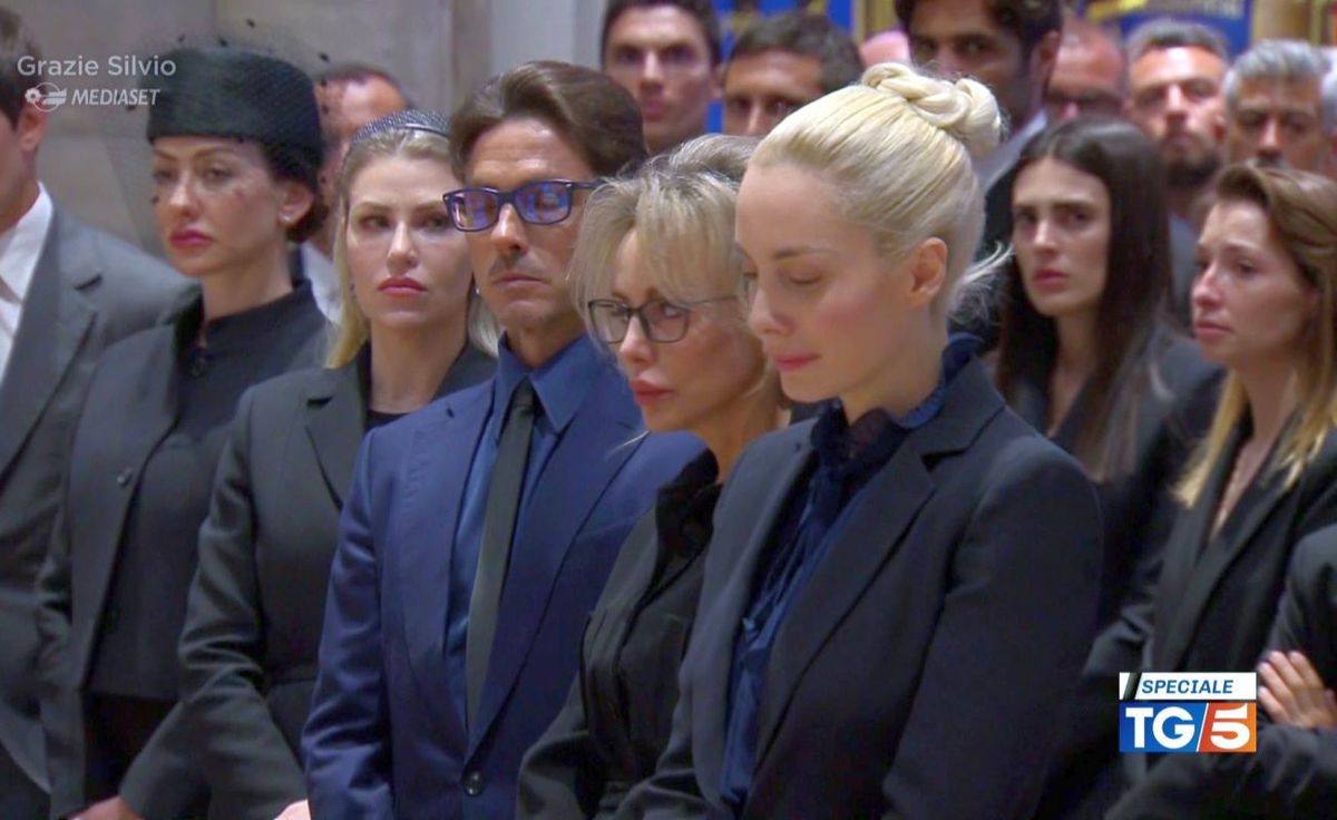 Italia s-a despărțit de Il Presidente » Ce au strigat miile de oameni veniți să-și ia adio de la Silvio Berlusconi, la Domul din Milano