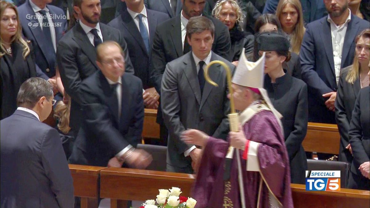 Italia s-a despărțit de Il Presidente » Ce au strigat miile de oameni veniți să-și ia adio de la Silvio Berlusconi, la Domul din Milano