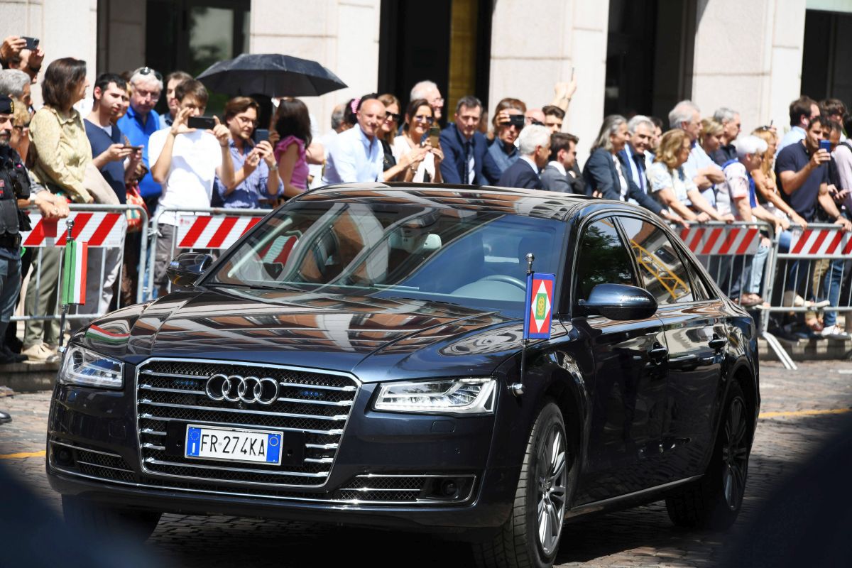 Italia s-a despărțit de Il Presidente » Ce au strigat miile de oameni veniți să-și ia adio de la Silvio Berlusconi, la Domul din Milano