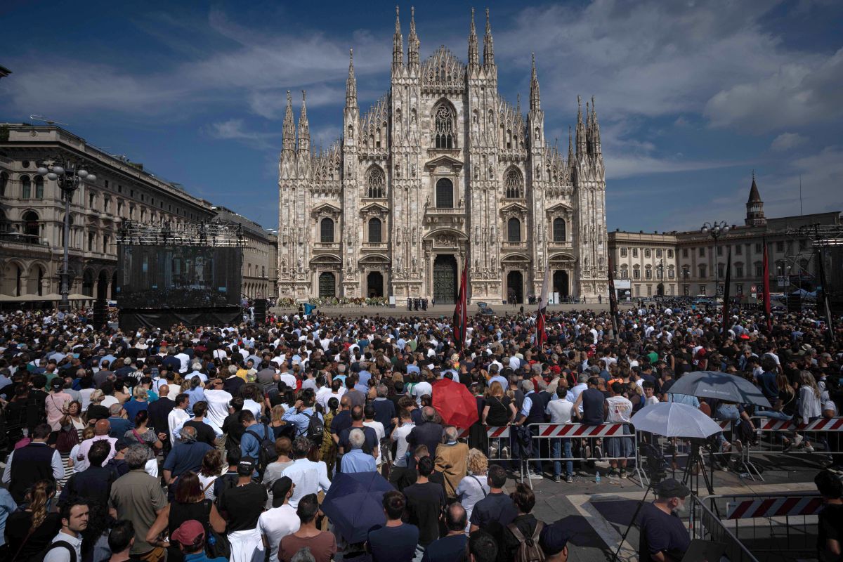 Italia s-a despărțit de Il Presidente » Ce au strigat miile de oameni veniți să-și ia adio de la Silvio Berlusconi, la Domul din Milano