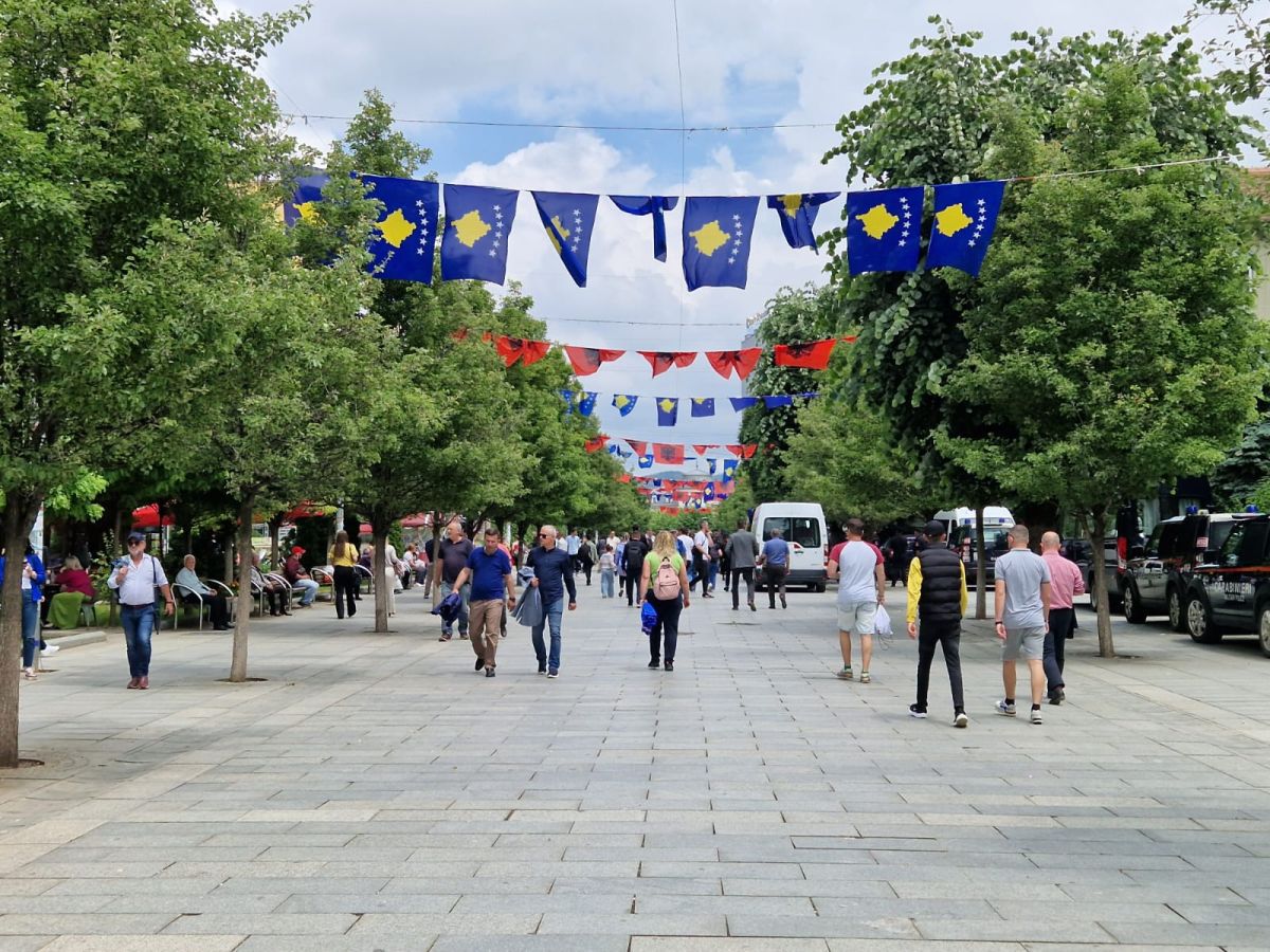 Trei țări într-una singură » Înainte de Kosovo - România, reporterul GSP a ajuns în locul pe care MAE ne-a sfătuit să îl evităm. De ce voia UEFA să mute meciul? Realitatea e cu totul alta