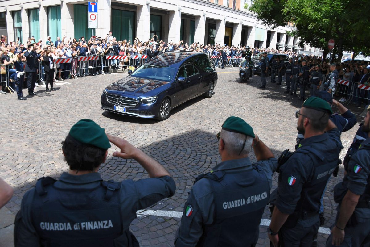 Italia s-a despărțit de Il Presidente » Ce au strigat miile de oameni veniți să-și ia adio de la Silvio Berlusconi, la Domul din Milano