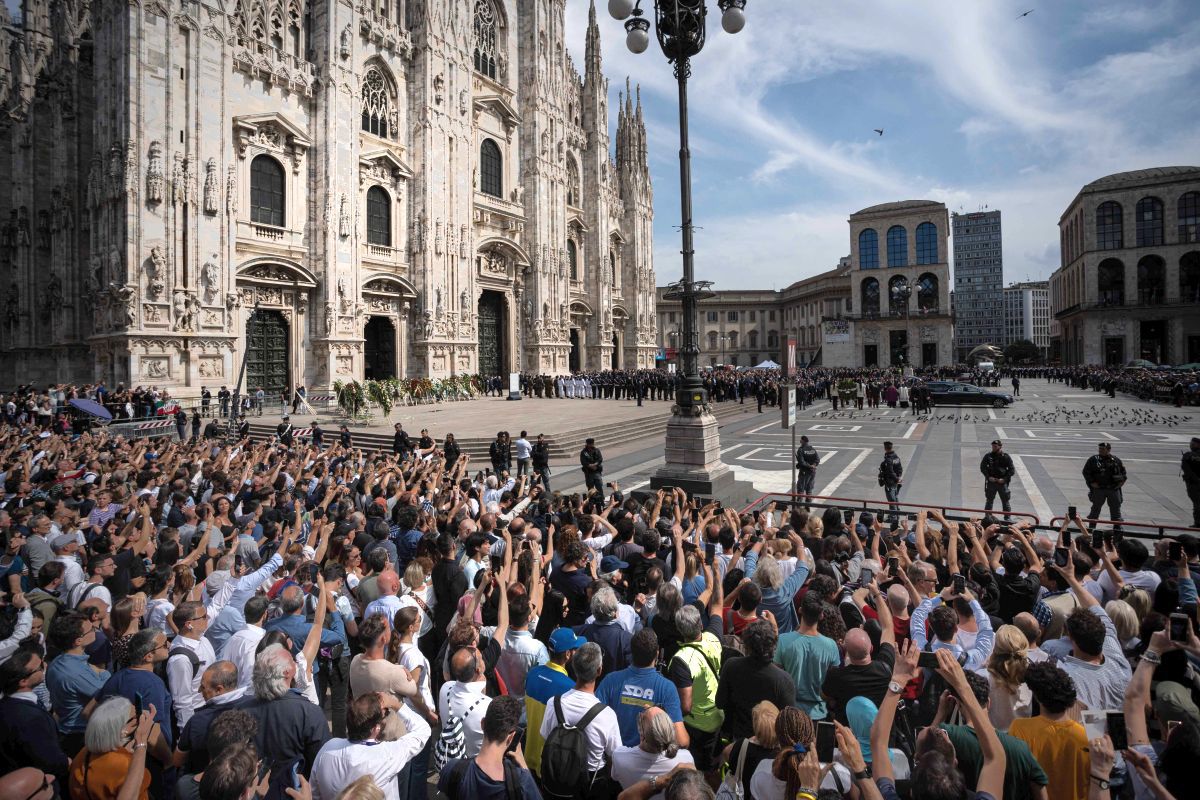 Italia s-a despărțit de Il Presidente » Ce au strigat miile de oameni veniți să-și ia adio de la Silvio Berlusconi, la Domul din Milano