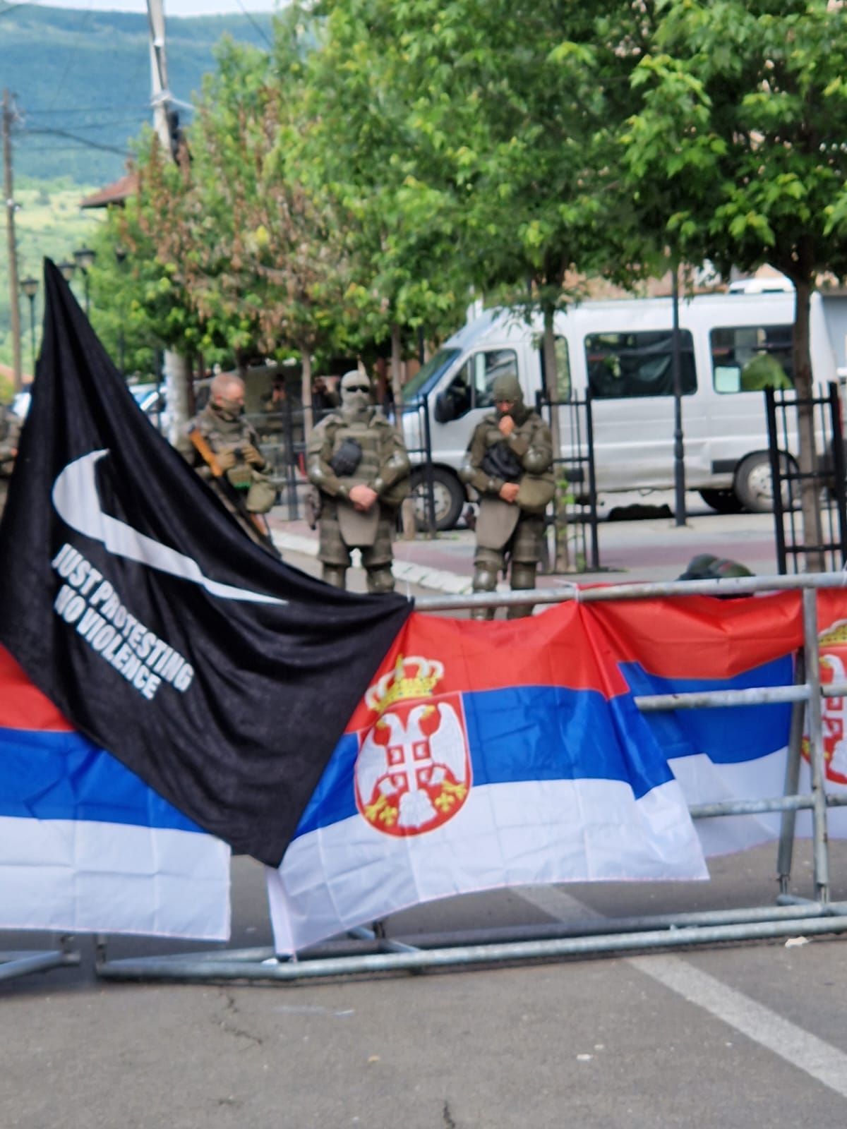 Trei țări într-una singură » Înainte de Kosovo - România, reporterul GSP a ajuns în locul pe care MAE ne-a sfătuit să îl evităm. De ce voia UEFA să mute meciul? Realitatea e cu totul alta