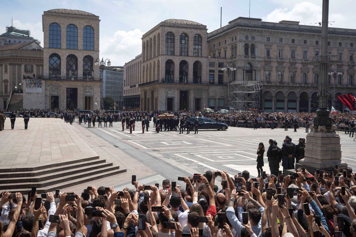 Italia s-a despărțit de Il Presidente » Ce au strigat miile de oameni veniți să-și ia adio de la Silvio Berlusconi, la Domul din Milano