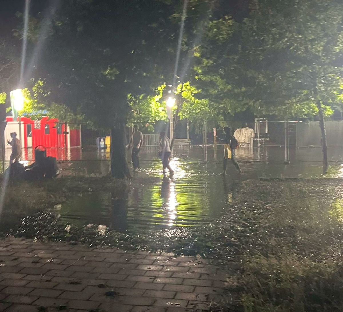 Imagini uluitoare la Arena Națională, după al doilea concert Coldplay! Străzi „înghițite” de apă după furtuna cu grindină de la București: mii de oameni, nevoiți să se descalțe și s-o ia prin bălțile de lângă stadion