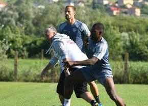 Dezvăluiri din vestiarul naționalei, înainte de debutul la Euro: „Dan Petrescu ne spunea”