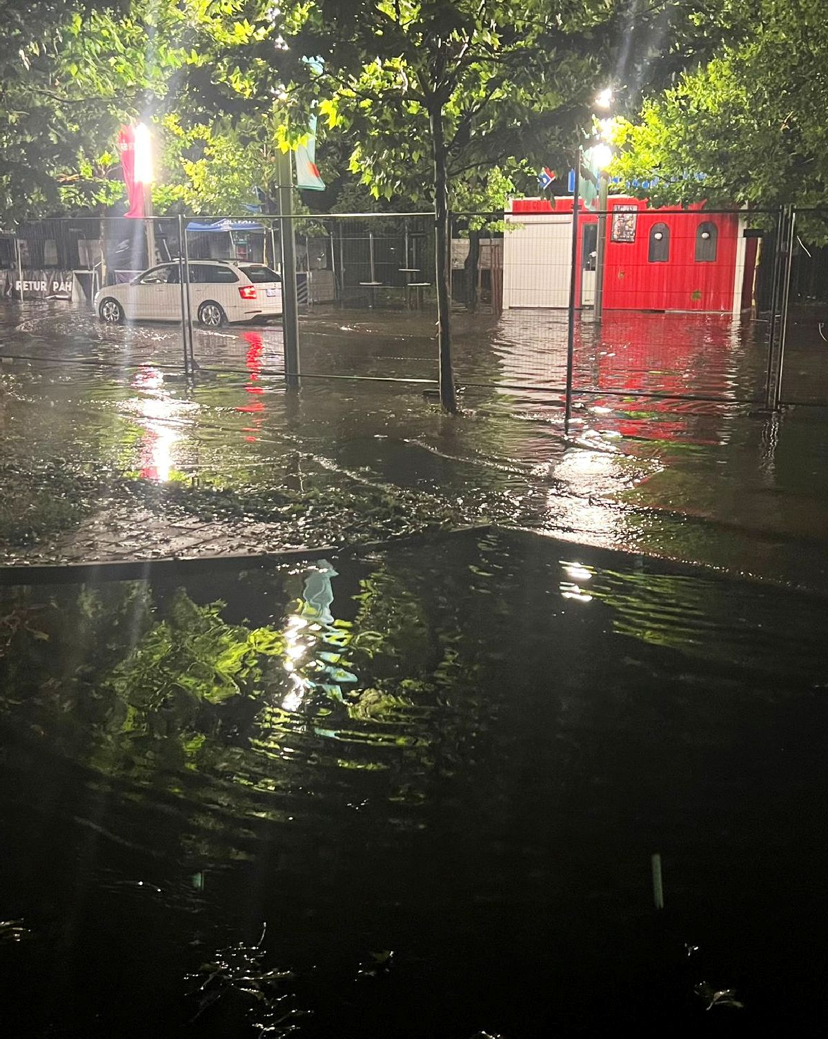 S-au „rupt” norii la București! Străzile din jurul Arenei Naționale, „înghițite” de apă după al doilea concert Coldplay