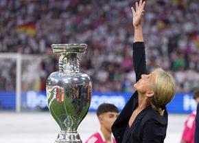 Emoții la superlativ! Soția lui Franz Beckenbauer a oferit imaginile începutului de Campionat European: lacrimi pentru o legendă