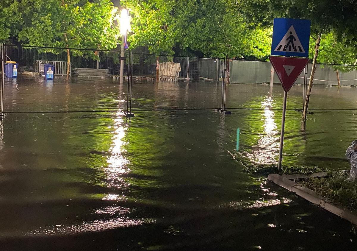 Imagini uluitoare la Arena Națională, după al doilea concert Coldplay! Străzi „înghițite” de apă după furtuna cu grindină de la București: mii de oameni, nevoiți să se descalțe și s-o ia prin bălțile de lângă stadion