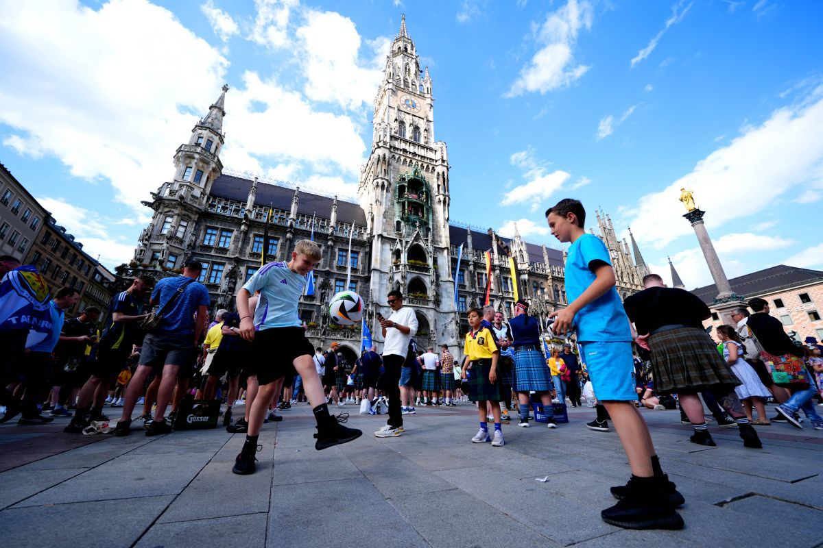 Fanii scoțieni au cucerit Marienplatz în așteptarea meciului cu Germania