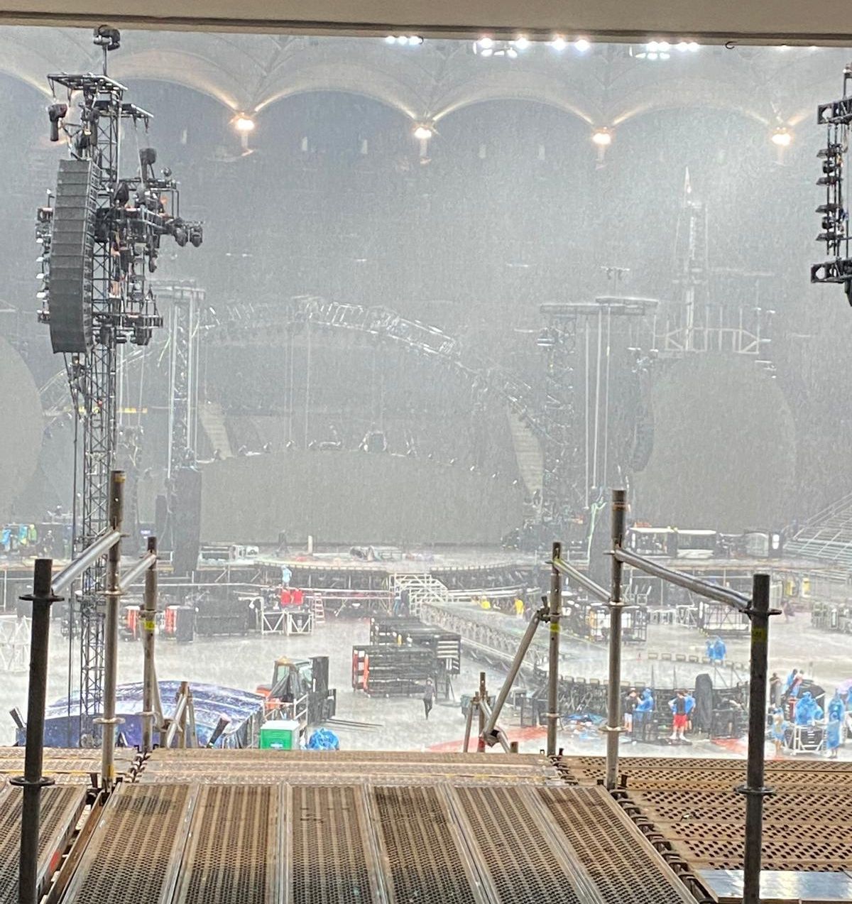 Imagini uluitoare la Arena Națională, după al doilea concert Coldplay! Străzi „înghițite” de apă după furtuna cu grindină de la București: mii de oameni, nevoiți să se descalțe și s-o ia prin bălțile de lângă stadion