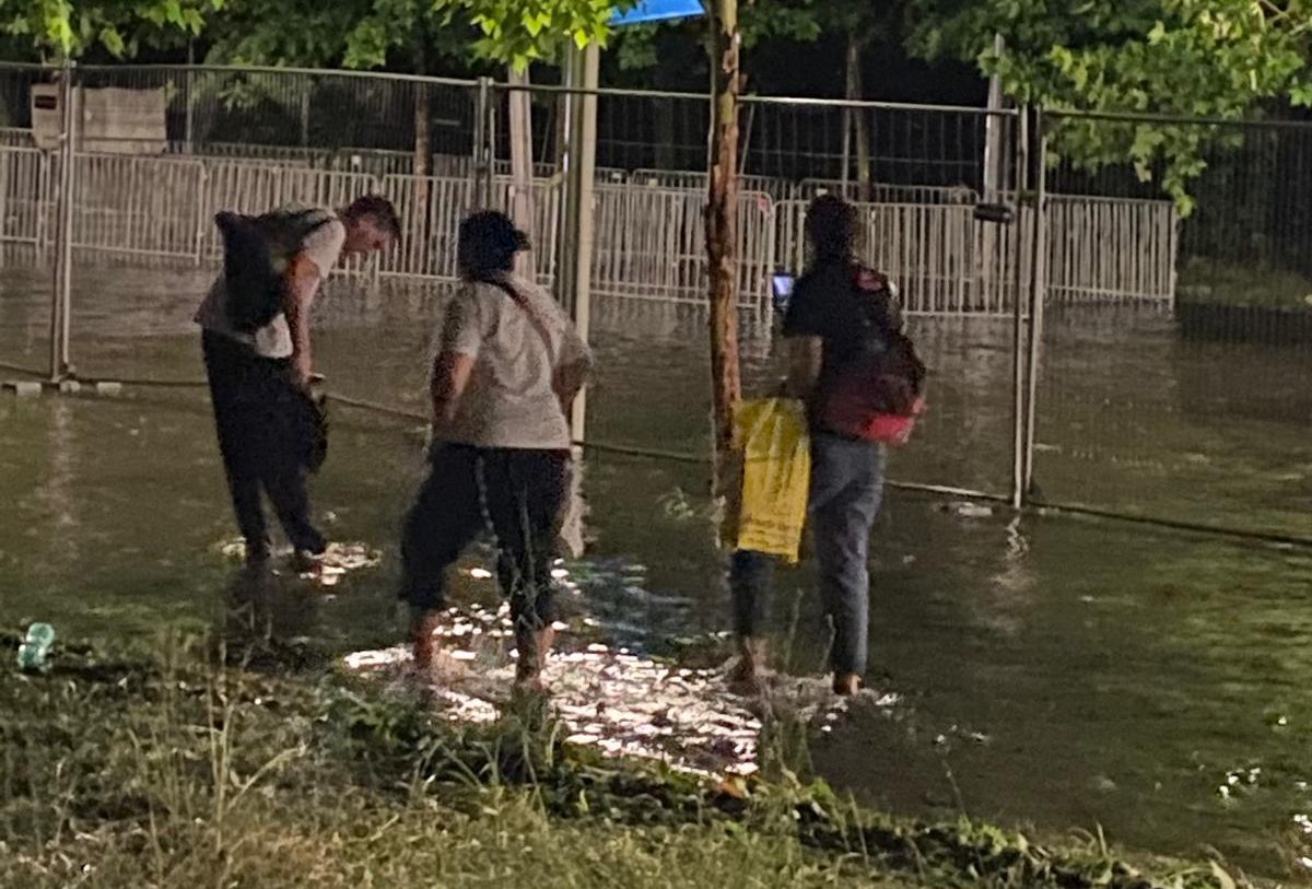 Imagini uluitoare la Arena Națională, după al doilea concert Coldplay! Străzi „înghițite” de apă după furtuna cu grindină de la București: mii de oameni, nevoiți să se descalțe și s-o ia prin bălțile de lângă stadion