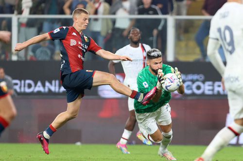 Olivier Giroud iese temerar la picioarele lui Albert Gudmundsson în Genoa - Milan 0-1 / Foto: Imago