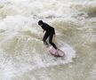 Surf în Englischer Garten FOTO: Ionuț Iordache (GSP)