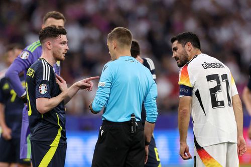 Clement Turpin, arbitrul meciului Germania - Scoția, primul de la EURO 2024, a avut o primă repriză de coșmar. A fost salvat de VAR de două ori/ foto: Guliver/GettyImages