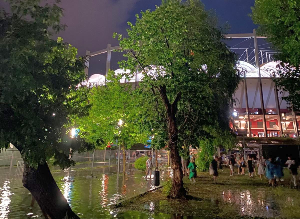 Imagini uluitoare la Arena Națională, după al doilea concert Coldplay! Străzi „înghițite” de apă după furtuna cu grindină de la București: mii de oameni, nevoiți să se descalțe și s-o ia prin bălțile de lângă stadion
