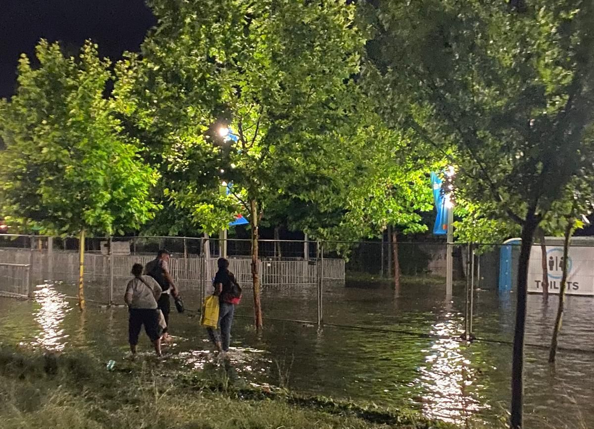 Imagini uluitoare la Arena Națională, după al doilea concert Coldplay! Străzi „înghițite” de apă după furtuna cu grindină de la București: mii de oameni, nevoiți să se descalțe și s-o ia prin bălțile de lângă stadion