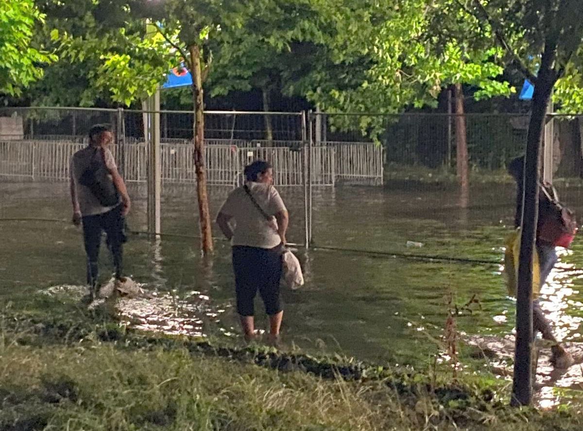 S-au „rupt” norii la București! Străzile din jurul Arenei Naționale, „înghițite” de apă după al doilea concert Coldplay