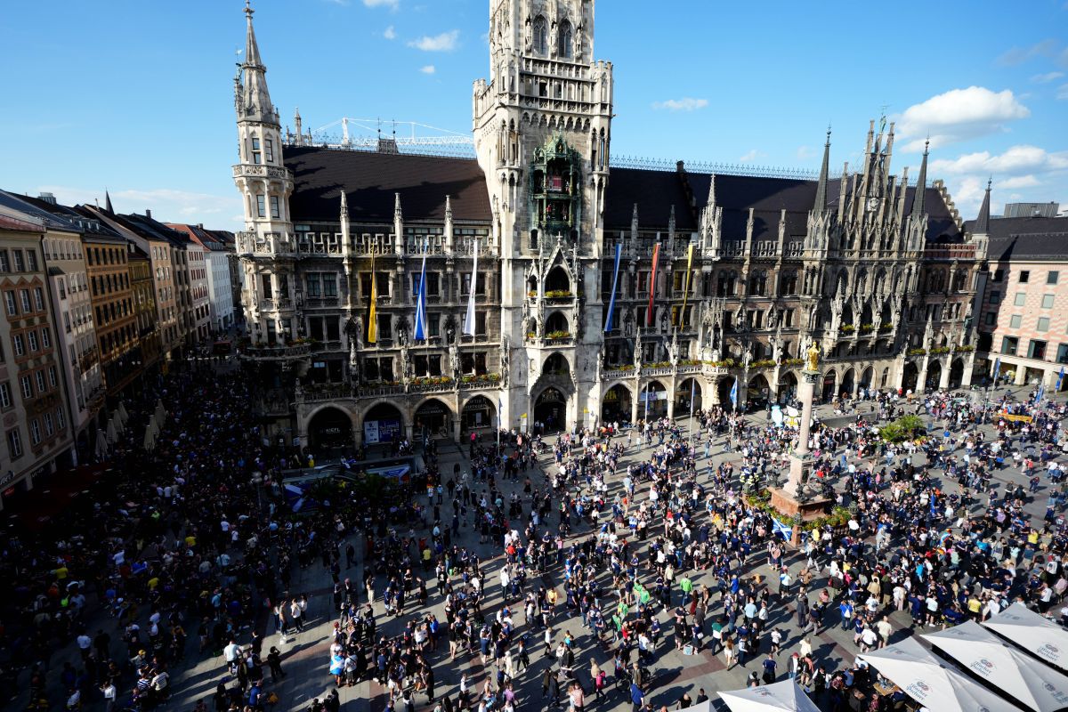 Fanii scoțieni au cucerit Marienplatz în așteptarea meciului cu Germania