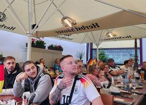 Cum s-a trăit deschiderea Euro la terasele din Wurzburg, orașul-gazdă al „tricolorilor” » Bucurie la pătrat + amabilitate la schimb pentru bilete la meciurile României
