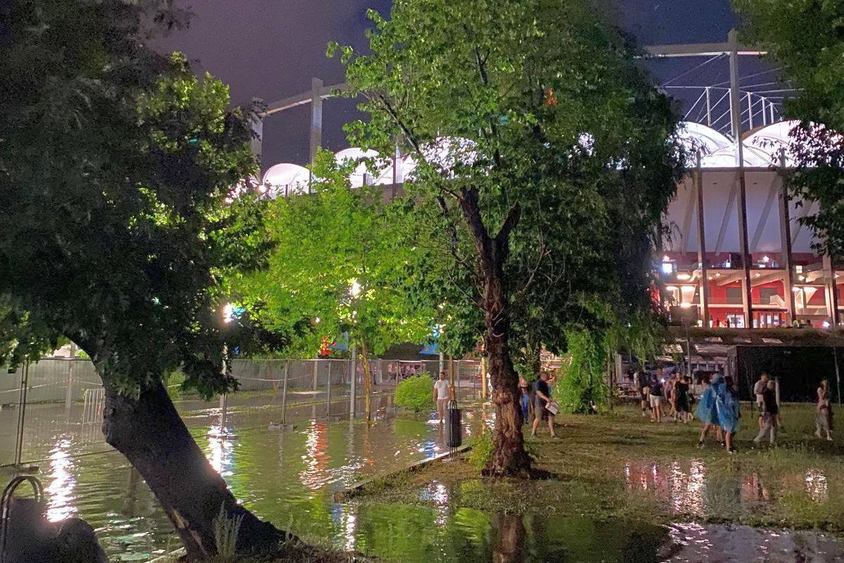 Imagini uluitoare la Arena Națională, după al doilea concert Coldplay! Străzi „înghițite” de apă după furtuna cu grindină de la București: mii de oameni, nevoiți să se descalțe și s-o ia prin bălțile de lângă stadion