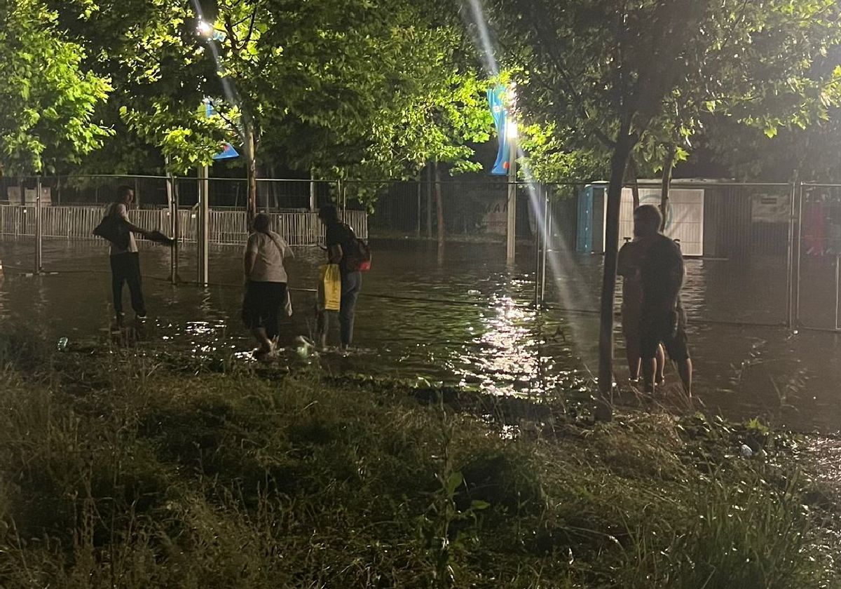 Imagini uluitoare la Arena Națională, după al doilea concert Coldplay! Străzi „înghițite” de apă după furtuna cu grindină de la București: mii de oameni, nevoiți să se descalțe și s-o ia prin bălțile de lângă stadion