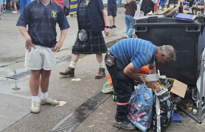 Nemții de rând strâng bidoanele aruncate » Cât iau pe reciclarea unui PET