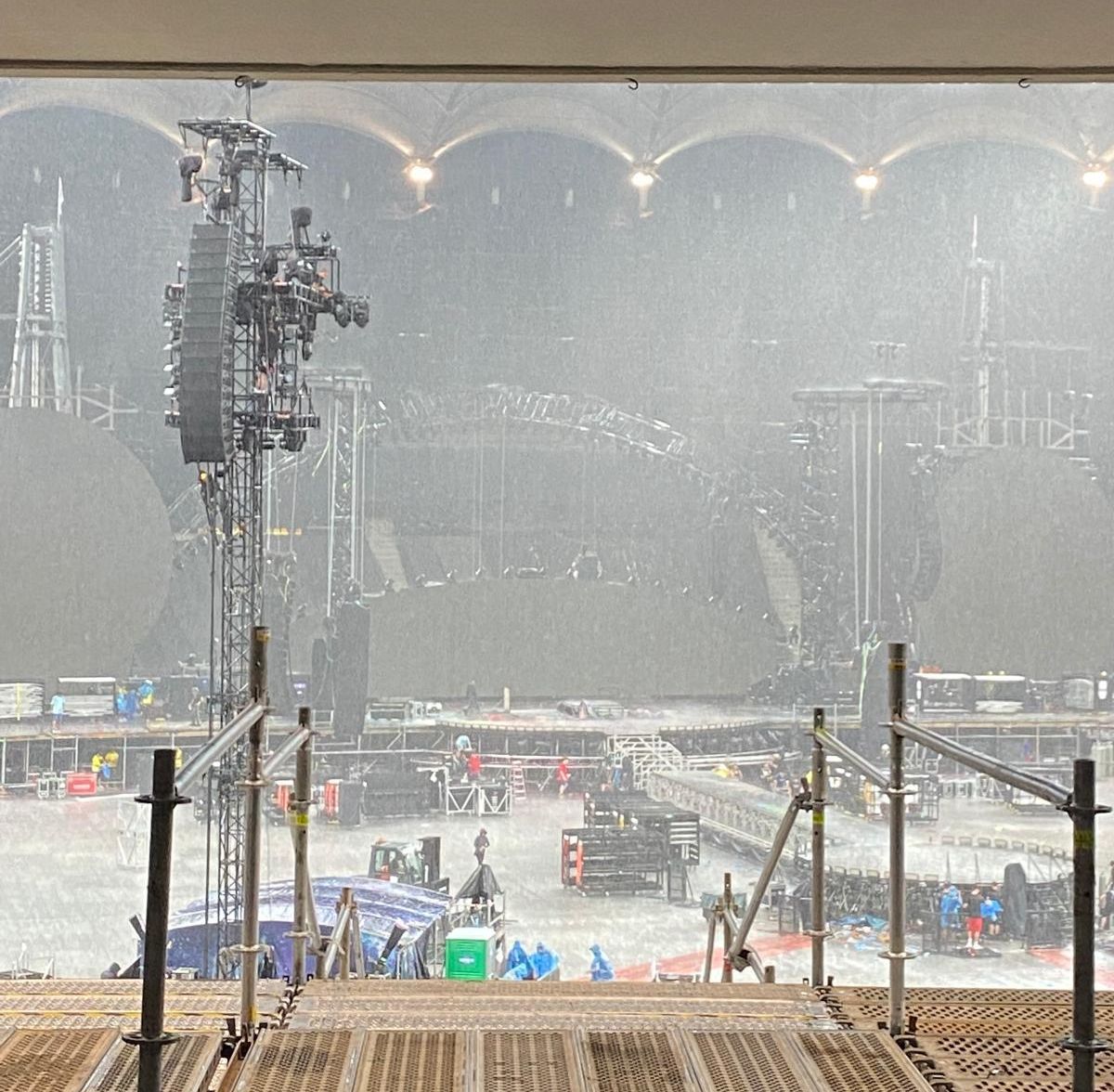 Imagini uluitoare la Arena Națională, după al doilea concert Coldplay! Străzi „înghițite” de apă după furtuna cu grindină de la București: mii de oameni, nevoiți să se descalțe și s-o ia prin bălțile de lângă stadion