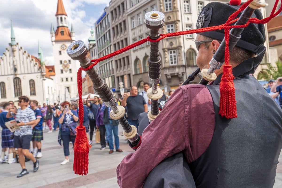 Fanii scoțieni au cucerit Marienplatz în așteptarea meciului cu Germania