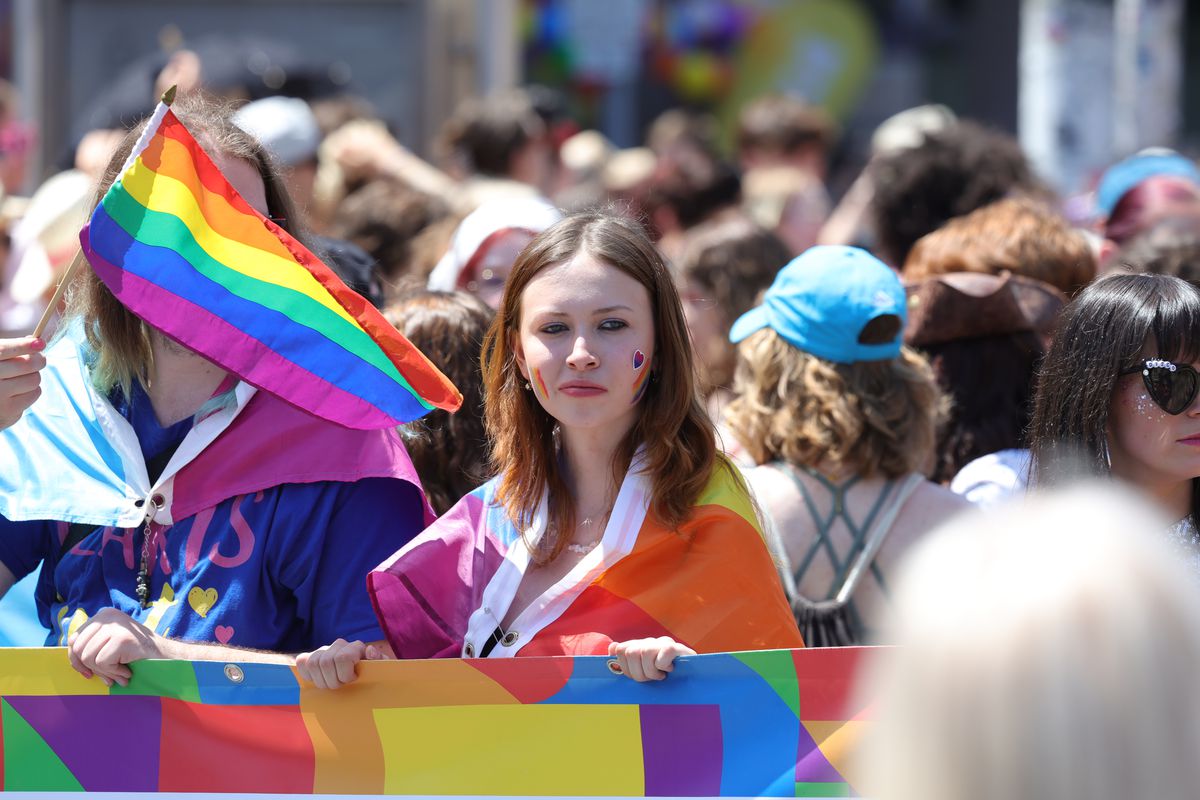 Gigi, unde e agheasma? Am asistat la Pride Vienna, unde am văzut oameni-câini, bărbați acoperiți doar cu... o șosetă, copii și mii de oameni în vestimentații excentrice