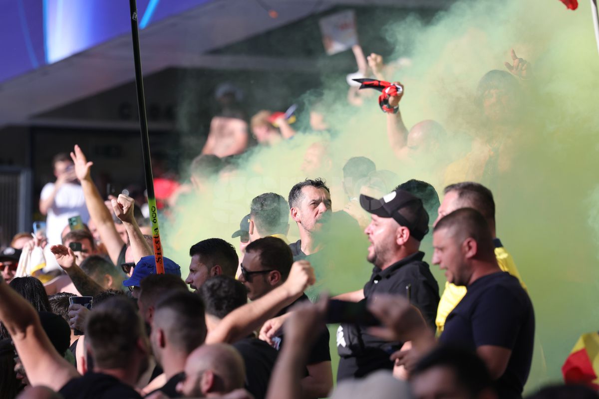 Au „colorat” stadionul din Bratislava! Ultrașii de la „Uniți sub tricolor”, show cu zeci de fumigene la meciul cu Spania
