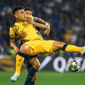 Duel inegal între căpitanii lui PSG și Inter în finala Ligii Campionilor, în care Marquinhos l-a luat pe sus pe Lautaro Martinez / Foto: Imago