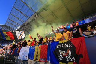 Au „colorat” stadionul din Bratislava! Ultrașii de la „Uniți sub tricolor”, show cu zeci de fumigene la meciul cu Spania