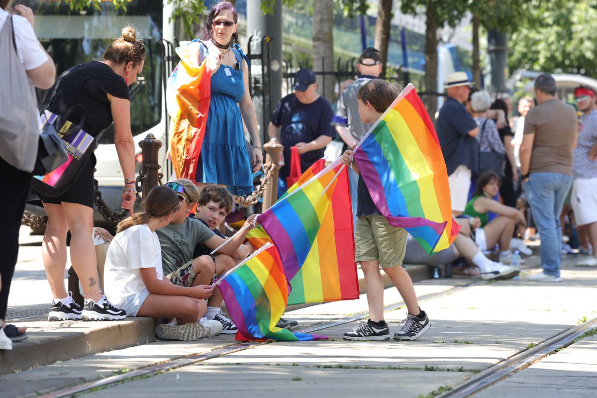 Gigi, unde e agheasma? Am asistat la Pride Vienna, unde am văzut oameni-câini, bărbați acoperiți doar cu... o șosetă, copii și mii de oameni în vestimentații excentrice