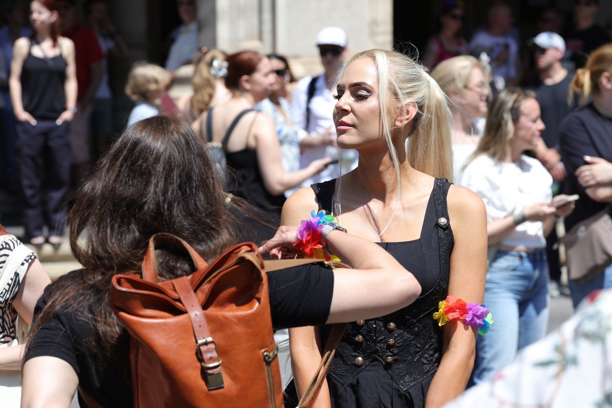 Gigi, unde e agheasma? Am asistat la Pride Vienna, unde am văzut oameni-câini, bărbați acoperiți doar cu... o șosetă, copii și mii de oameni în vestimentații excentrice