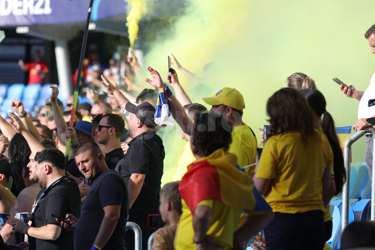 Au „colorat” stadionul din Bratislava! Ultrașii de la „Uniți sub tricolor”, show cu zeci de fumigene la meciul cu Spania