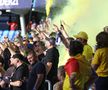 Fumigene aprinse de ultrașii de la Uniți sub tricolor la meciul Spania - România, de la Euro U21. Foto: Ionuț Iordache (GSP.RO)