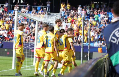 „Explozie” de bucurie la Bratislava! Românii au sărit pe garduri imediat după golul lui Louis Munteanu, stewarzii au răspuns prin forță!