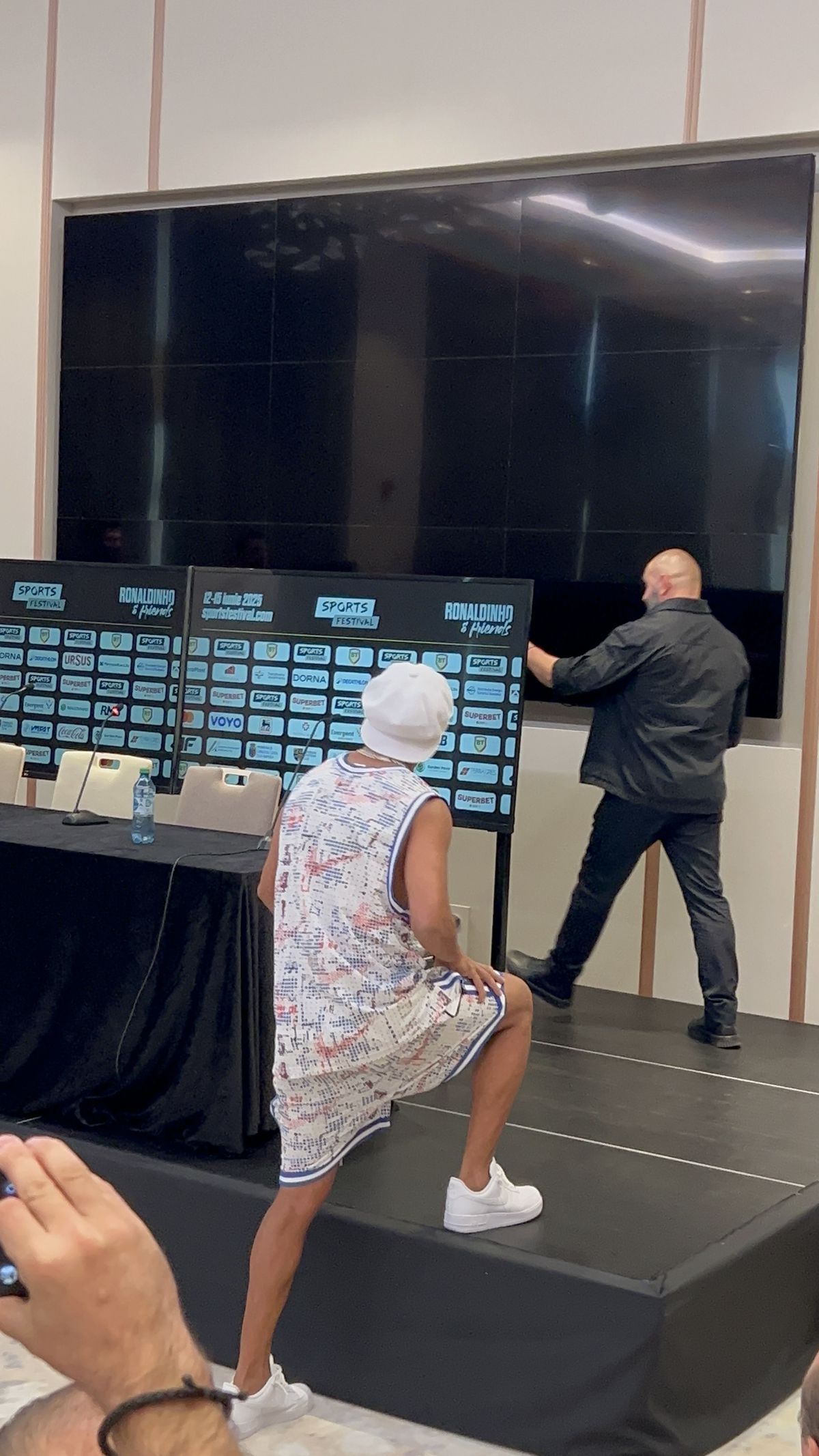 „Vrăjitorul” sfios a „topit” Clujul » După 24 de ore în România, Ronaldinho și-a spus primele impresii și a răspuns la întrebarea GSP: „Nici în cel mai îndrăzneț vis nu mă gândeam!”