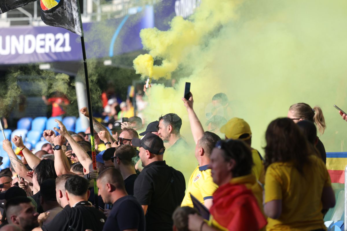 Au „colorat” stadionul din Bratislava! Ultrașii de la „Uniți sub tricolor”, show cu zeci de fumigene la meciul cu Spania