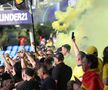 Fumigene aprinse de ultrașii de la Uniți sub tricolor la meciul Spania - România, de la Euro U21. Foto: Ionuț Iordache (GSP.RO)