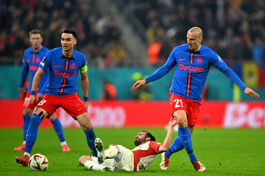 Tagliafico, după un duel cu Vlad Chiricheș // foto: Imago Images S-au înțeles și semnează! MM Stoica a făcut anunțul: „A făcut o chestie în premieră. A zis că nu vrea bonus”